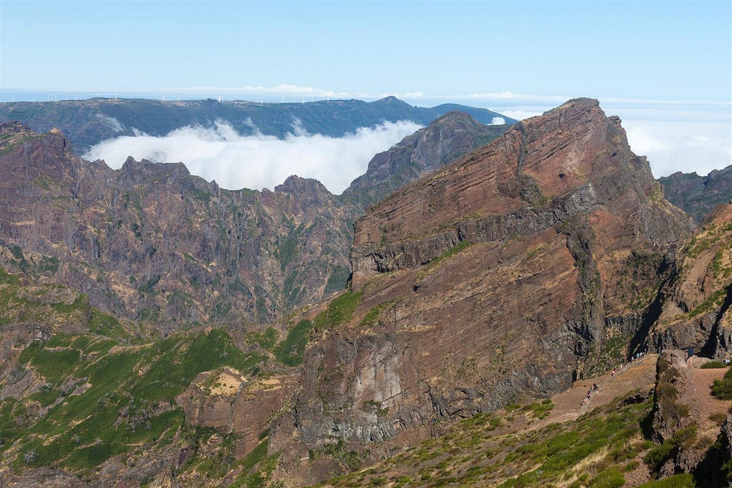 Ruige vulkanische bergkammen van Pico do Cidrão gezien vanaf Pico do Areeiro, met een zee van wolken die het dal vult, Madeira